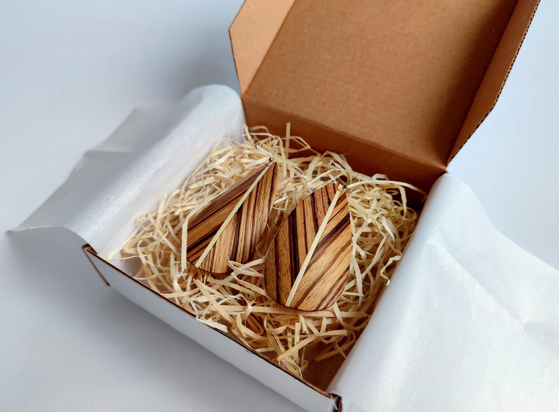 Leaf pattern earrings made of Zebrano wood
